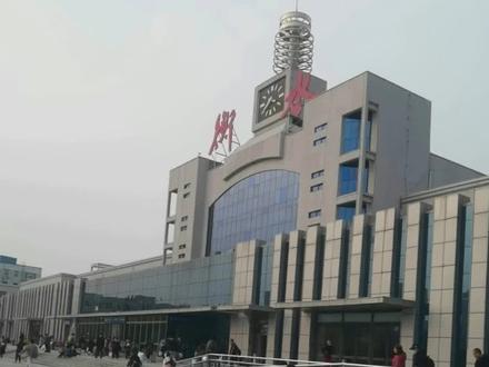 欢迎乘坐公交,绿色出行,减少拥堵,节能减耗,方便快捷。
衡运公交站始发线路:
1、衡水至深州107路(途经么头、魏桥)、117路(途经凤凰池、大堤)。
2、衡水至安平127路。
3、衡水至饶阳126路。
4、衡水至武强小范116路。
5、衡水至武邑102路。
6、衡水至景县113路(途经留府)、123路(途经龙华)。
7、衡水至阜城106路。
8、衡水至德州206路。
9、衡水至冀州101路。
10、衡水至枣强103路。
11、衡水至大营105路。
12、衡水至故城郑口115路。
13、衡水至建国125路。
14、衡水至码头李118路。
15、衡水至大屯108路。
16、衡水至王家井109路。