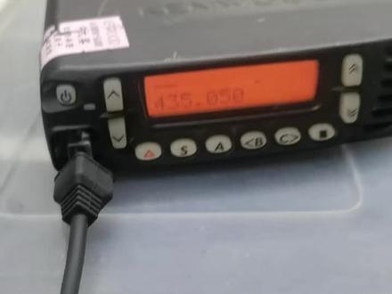 四区朋友的TK8185扩频,发射功率420MHZ左右30多瓦,430MHZ以上20多瓦,接收到470,发射458以上,接收灵敏度-125.6db静噪全开-130db.接收灵敏度非常高的,各项指标优秀