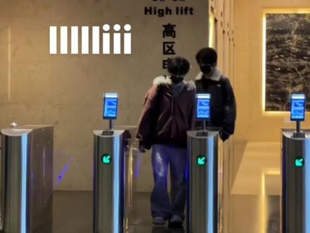 虽然可能是甩头发,但他绝对听见了😭#王橹杰