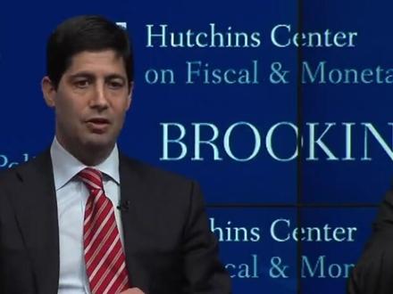 凯文·沃什是此次美国市场暴跌的另一大原因。昨日的抛售始于凯文·沃什成为下一任美联储主席的概率急剧飙升之时。美国市场如此反应,源于凯文·沃什的政策记录。凯文·沃什并非陌生名字。他于2006年至2011年在美联储理事会任职,并在2008年危机期间发挥了作用。离开美联储后,他一直是对此后时期货币政策处理方式最为直言不讳的批评者之一。他多次辩称,美国量化宽松政策(QE)推高了资产价格,加剧了不平等,主要惠及金融市场而非实体经济。他将QE描述为一种“逆向罗宾汉政策”。他还表示,2020年后的美国通胀飙升是政策失误,而非不可避免的结果。这向美国市场表明,他对持续的超宽松政策容忍度较低。尽管沃什现在支持降息,但其框架与市场习惯的不同。他反对将降息与缩减资产负债表相结合,而非无限制地提供流动性。这是一个大问题。美国市场正在对利率可能下降的风险进行定价,但同时担心流动性可能不会像以往周期那样扩张。这种组合对高杠杆交易、过高的股票估值或由流动性驱动的反弹并不友好。简单来说:特朗普很明显要求降低利率;沃什可能希望收紧资产负债表纪律;美国市场担心降息的同时没有QE。量化宽松的时代不再有保障——美国市场终于开始对这种现实进行定价。