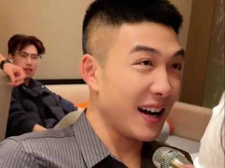 这个歌,怎么越唱越羞哒哒呢#东北男人#痞帅 #唱歌