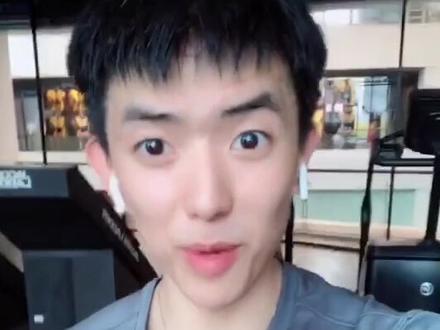 动什么别动心,碰什么别碰感情!