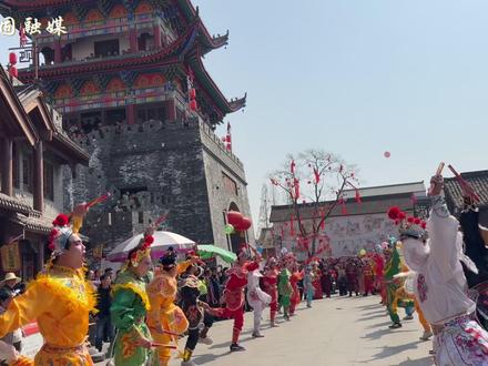 一城非遗味,满城中国年!城固县国潮英歌舞非遗展演民俗活动精彩启幕。欢迎收看《你好,城固》#你好城固 (制作:任雅冰)