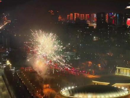 你们要的新疆库尔勒塔指除夕烟花秀航拍来啦!