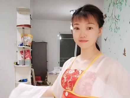 自己动手做一件嫦娥服装,耗时三天,没有学过缝衣服,瞎缝的,只为了穿上拍个照!真的累人,缝到腰酸背痛#手工 #干活我是认真的 #国风古韵 #古装 #做手工我是认真的