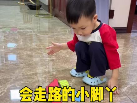 卡纸胶带就能解锁会走路的小脚丫,宝宝超级爱玩! #亲子 #亲子互动 #早教 #早教游戏