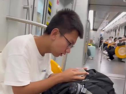 记录2024年儿子旅途中地铁上,查询高考成绩激动人心的难忘瞬间,动作帅不帅👍 #毕业生的精选