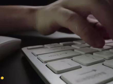 豆包高效办公,10倍提效不加班 写周报磨2小时、做表格调格式耗1小时,明明活儿不多,愣是熬到下班晚高峰……直到挖到这份【豆包高效办公资料包】,30+AI工具+100+提示词+6节实操课,直接把办公效率拉满,每天至少省3小时,再也不用为加班emo!#职场 #豆包 #ai #效率神器 #工具书