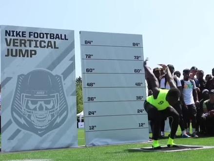 谁是世界上弹跳最高的人?弹跳鞋能让普通人条这么高吗? #篮球 #弹跳 #弹跳记录 #弹跳鞋