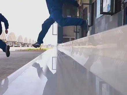 19日,南部空军发布rap《别太狂》:所谓强敌,步步紧逼,不停乱叫,反复蹿跳,我和战机凌空一击,完美弹道,将它干掉!(来源:南部空军)