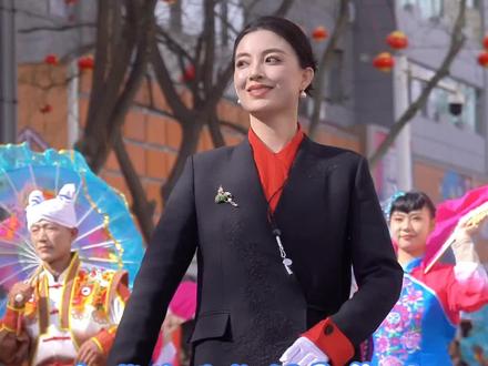 米脂秧歌美女指挥高梦瑶火爆出圈,被网友盛赞“米脂婆姨名不虚传”。#米脂秧歌美女指挥 #横山区互联网协会#陕北榆林过大年 #陕北榆林过大年全国秧歌展演 #横山区互联网协会自媒体分会