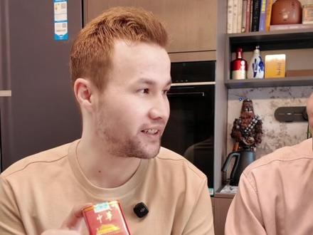 老外品尝中国高端香烟 #外国人在中国 #香烟 #吸烟有害健康 #测评 #搞笑