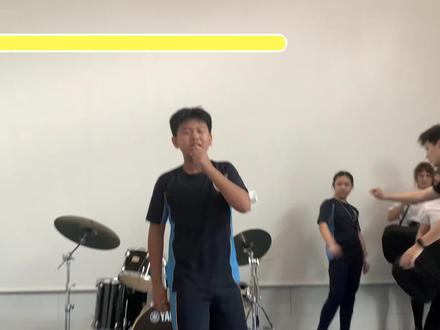🌟10年音乐剧教育|小学阶段教学+排演分享🌟
小学阶段剧目推荐:
🎭《玛蒂尔达》Matilda
1⃣ 故事内核:让孩子找到勇气与自我
✨ 主角设定:玛蒂尔达是个热爱阅读、敢于反抗不公的小女孩,孩子能从中看到"小人物也能改变命运"的力量。
💡 教育意义:
反对校园霸凌(vs 恶毒的川奇布尔校长)
倡导独立思考(玛蒂尔达用智慧解决问题)
家庭关系的反思(忽视孩子的父母vs 关爱孩子的亨尼小姐)
2⃣ 音乐设计:旋律魔性易上手
🎶 歌曲特点:
节奏明快:像Naughty、Revolting Children充满童趣的律动
歌词简单:重复句式多(例:"When I grow up~"),适合英语初学者
合唱机会多:全班都能参与的集体曲目(School Song等)
3⃣ 表演难度:孩子友好型
🎭 分级挑战:
初级:扮演学生群演(只需基础走位+合唱)
进阶:主角台词融入绕口令式歌词(锻炼语言能力)
彩蛋:魔术小道具(书本悬浮等)激发创造力
4⃣ 视觉狂欢:童话感舞美
📚 舞台元素:
巨型字母积木、秋千、黑板动画
服装色彩鲜艳(校服vs 川奇布尔夸张造型)
舞蹈动作模仿校园游戏(跳房子、跳绳)
5⃣ 跨学科教学彩蛋
🔗 课堂延伸:
文学:对比原著罗尔德·达尔小说
英语:学习"telekinetic"等剧情关键词
德育:讨论"如果遇到不公平该怎么办"
💎 排演建议:
低年级:重点练合唱+简单肢体戏剧
高年级:加入独白片段和道具制作
#音乐剧 #音乐剧教学 #小学音乐剧 #儿童音乐剧 #音乐剧排演
「本视频内容仅作教学交流使用,如侵权请私聊,立删」