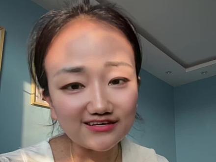 #上热门 #抖加小助手 #巨量算数 #抖音指数 ,据说抖音下个月会关闭美颜功能,我在这里郑重的告诉你是谣言,但是确实从下个下个月起抖音的巨量算数就会升级为抖音指数了,这个才是真的,这次升级是为了刚好的为我们这些创作者提供方便,大家以后在创作者中心就能直接找到,他还能更快的帮助我们抓住内容趋势,创作出更受欢迎的好内容,另外这次升级之后,我们品牌榜和高考榜,热搜榜都会下架,品牌榜大家以后要从抖音或者头条的搜索页去找,最后提醒大家,你们一定要提前尽快保存好,你曾经订阅的关键词,该有你历史订单中需要开发票的也要尽快行动起来哦