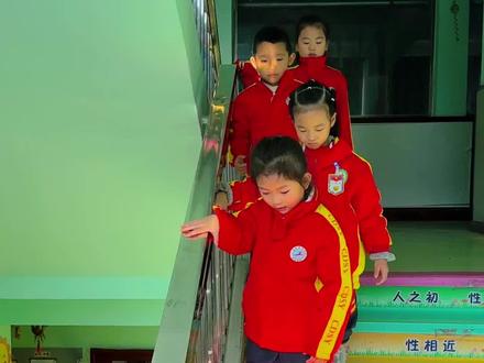 勿拥挤防踩踏#防踩踏好习惯