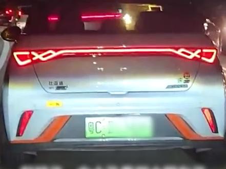 小伙马来西亚街头遇2辆绿牌中国车:第一次见中国车牌 #马来西亚 #中国车(素材来源:@weihao )