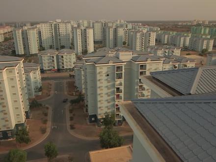 中国公司报恩为非洲建房修路,为鼓励非洲工人,奖励自行车 #非洲 #非洲纪录片 #纪录片解说 #援助非洲