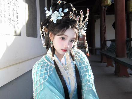 这种偏网感的妆真的好出片,ccd随便拍了几张都好好看,大家如果想拍光影的这种作品,可以选在早上十点到十一点这个时间段,光最柔和而且好拍,宝宝们去之前最好预约一下哦#开封汉服妆造 #开封汉服 #开封旅游攻略 #宋制汉服 #翰园碑林