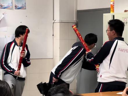 “今天”是6月5日 距离高考只有1天
我们为老师们准备了惊喜
……
不对 原来高考已经结束了351天了
#2025年高考 #最后一节课