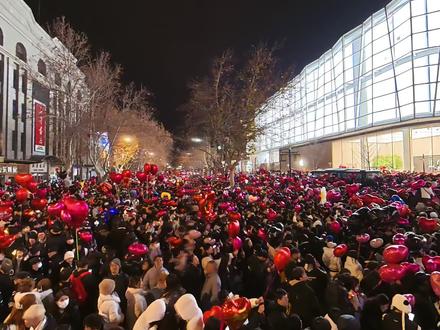 还有5分钟,就2026年了,全济南的跨年人都带着气球来泉城路恒隆广场了#济南跨年