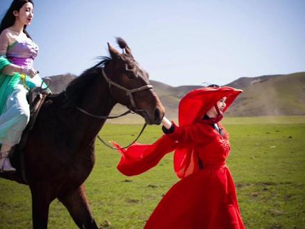 我的姐姐回家了, 在那里,她的灵魂永存于那片星空,那片天,那片草原#贺娇龙 #诀别书 #昭苏 #新疆 #晚心
我总觉得我要对我们的这段惺惺相惜,好好地做个告别
我总觉得您还在….
如果重来一次,告诉我们命运的齿轮会转动到此刻,我们还会这么选吗?