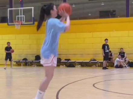 她的三分球为什么投得准?#打篮球的女生 #女生投篮 #投篮 #篮球🏀