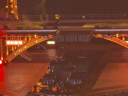 来自好朋友的现场直拍,黄sir太帅了,舞台也好稳 #黄景瑜跨年晚会 #黄景瑜 #玫瑰窃贼 #湖南卫视跨年演唱会 #黄景瑜玫瑰窃贼跨年舞台