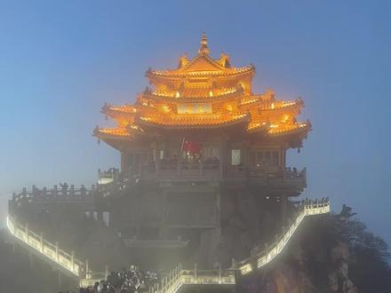 80分钟登顶老君山看灯光秀,懒人必看攻略! 你是不是也想看老君山的“人间惊鸿宴”,却被“徒步上山8小时”劝退?
这期视频提供一条速通路线,从山脚到金顶全程仅需80分钟!实际徒步时间只有30分钟!
还有路线“防坑”、时间规划和“保命”穿搭心得。
🗺️“防绕”路线🗺️
避开“仙境隧道”的2小时绕路陷阱,告诉你二级索道出口的正确走法。
⌚️时间规划⌚️
整理了你必须卡住的3个时间点(15:30前上山、日落之后卡位看灯、19:30前下山),千万不要错过!
🚠索道信息🚠
两段索道(云景+峰林)的详细票价(130+80元)、耗时和海拔爬升数据。
🧣“保命”穿搭🧣
应对山顶比县城体感低15℃的温差+大风的“洋葱”穿搭法,亲测有效!
#老君山金顶 #栾川旅游 #洛阳旅游 #河南旅游