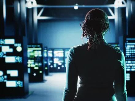 铜缆要被取代了?Micro LED CPO是啥路子 Micro LED CPO方案可大幅降低整体能耗至铜缆方案的5% 有望凭节能优势成为光互连替代方案:华灿光电、聚飞光电、三安光电、蓝特光学等。根据最新调查,传统铜缆方案在传输密度与节能上面临严峻挑战,而Micro LED CPO方案的单位传输能耗较低,可大幅降低整体能耗至铜缆方案的5%,有望凭节能优势成为光互连替代方案。