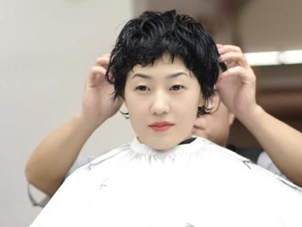 头发太短了还想烫,那就拿我的绝招吧#短发菠萝烫 #短发翘翘头