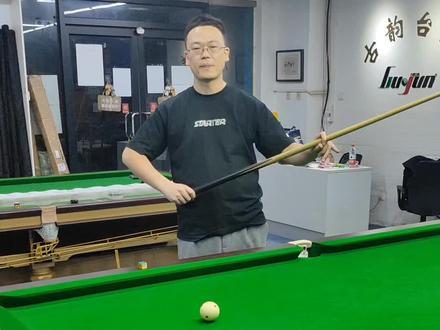 低杆右塞的应用
#台球 #台球是一种生活