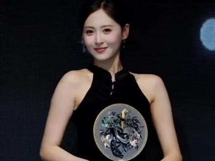 小龙鼠穿旗袍走秀太美了