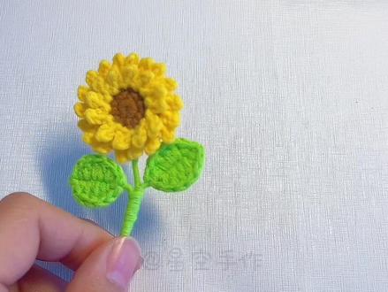 向日葵向阳而生,心中的唯一 #向日葵钩织教程 做胸针夹子书签都合适#毛线钩织教程