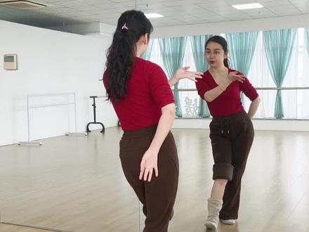 《拜新年》音乐与动作如何匹配? 乐感好的同学不需要教也能自己数出拍子来,实在数不来拍子的同学,可以用“关键词”方法来判断
#喜欢跳舞的一起来💃💃💃 #成人零基础舞蹈培训 #中国古典舞 #古典舞身韵 #古典舞教学