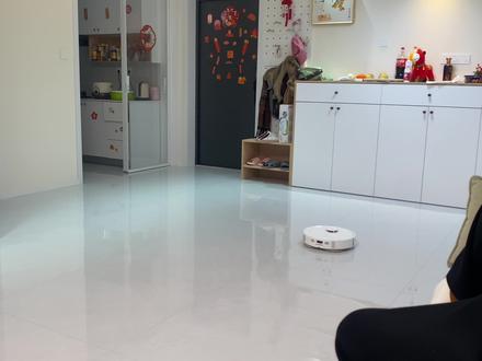 扫地机器人粘在地板上的米粒需要我们自己弄一下#扫拖一体机器人 #装修分享 #新家入住 #新家装修 #扫地机器人