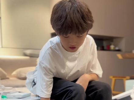 万物皆可挂书包 用自己的零花钱偷偷买的有比较好看吗😂#新鞋开箱 #生活vlog日常记录 #哎呦喂你鞋真好看