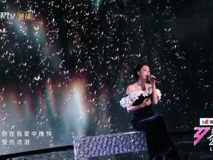 孙怡&江语晨——竭尽全力之后的不完美,依然动人
她们的故事里,没有一路开挂的天选剧本,只有普通人拼尽全力后依然被命运一票之差判负的意难平。
她,从初来浪姐时都说她是来刷脸的跨界演员。一公舞台,她坚持全开麦真唱,带着非专业歌手的队员们逆风翻盘,845票领先却因队长对决失利触发“连坐”机制,队员惨遭淘汰。她蹲在地上颤抖着反复呢喃“是我没唱好”,麦粒肿发炎也没让她退缩半分。这不是输不起的崩溃,是一个把所有责任都揽在肩上的女人,在耗尽全身力气之后,最真切的脆弱。真正打动我们可能不只是那个闪闪发光的冠军时刻,而是她决绝地说“以后不当队长”的背影——那是对不公规则无声的反抗,更是对自己赤诚之心的交代。
而她,曾经的“初恋脸”以一公倒数顶流的姿态重回聚光灯下。镜头捕捉到她歌词记不住、动作迟钝、节奏脱节的笨拙。可谁又知道,小考前她收到前夫争夺孩子抚养权的法律通知——一个带着两个孩子独自面对生活的单亲妈妈,站在舞台中央拼尽全力地重新证明自己依然可以闪耀。尽管她跳得狼狈、唱得荒谬,却倔强地咬牙留在舞台上,是一种明知不敌也敢于亮剑的勇猛。
她们都活成了不属于浪姐舞台的样子——一个不想当队长,一个打不赢官司——却用力向虚空挥出了漂亮的一拳。追乘风这么多年,可能乘风破浪,从来不是赢得漂亮,而是明知会跌倒,依旧竭尽全力站上那个舞台。比满分答卷更动人心的,是真实的她们和你我,用伤痕换取成长的倔强。
今晚,愿你在她们的故事里,也看到那个虽然经常输、经常哭,却从不认命的自己。#乘风破浪的姐姐 #孙怡#江语晨 #她力量 #女性力量