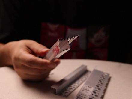 双眼皮向上发光灯槽怎么选? 这期视频从灯槽的厚度,做工,灯罩,以及价格四个方面,来对比评测市面上比较热门的几款灯槽,差别还是挺大的!大家买的时候一定要多看看对比一下哦~#双眼皮向上发光线型灯 #吊顶灯槽 #灯槽吊顶 #隐形灯 #见光不见灯