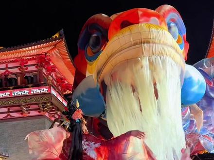 鳌鱼腾空绝对是襄阳唐城春节最值得打卡的表演,只有在现场亲眼目睹,才能感受到鳌鱼近距离所属带来的视角震撼!#襄阳唐城