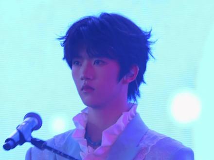 爱要坦荡荡~~#张函瑞 #tf家族新年音乐会 #爱要坦荡荡 #张函瑞新年音乐会直拍