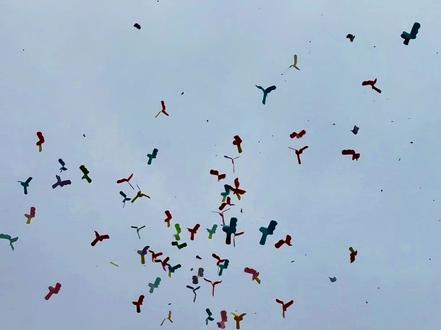 七彩旋转风车纸超简单玩法来了!谁的童年没有一个彩色风车梦?终于能还给小时候的自己一个五彩斑斓的彩色风车梦啦!过年回家玩起来#旋旋飞 #旋旋飞彩色风车纸 #旋转彩色风车纸 #过年氛围玩具 #二踢脚的正确玩法