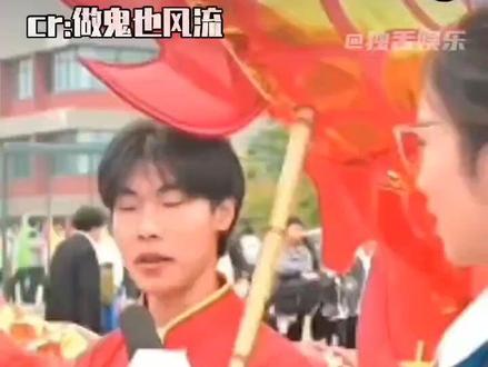 笑点全在一个人身上,不敢相信在现场得笑成什么样#大学生 #舞龙 #运动会 #搞笑 #震撼