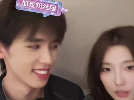 这个胡祎阳想亲就亲 一直偷看这个点点大王的嘴巴
亲完害羞捂嘴的两只萌物 啊啊啊啊 豹豹猫猫甜甜蜜蜜#绝配 #张照愉 #胡祎阳 #愉阳 #直播切片 @点大王ovo @伤心小胡