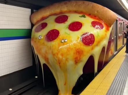 披萨地铁来了 #披萨#地铁