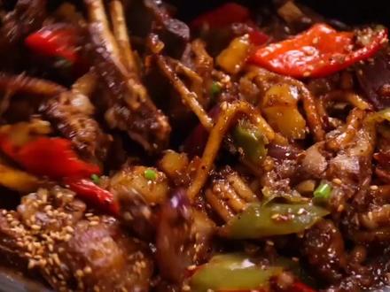 西北名菜炕锅羊排,羊肉外焦里嫩香气逼人,羊排先炖后炸,口感外焦里嫩,非常的香,土豆吸收羊肉的油香,外面焦焦的里面很面超好吃#就爱这一口暖呼呼美食 #地方特色美食