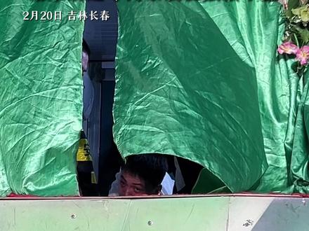 2月20日 #吉林长春 铁柱腰扭伤后,为了不让粉丝失望,用担架抬到五行山,忍痛坚持演出,结束后还专门录制视频报平安。#雪饼猴 #王铁柱