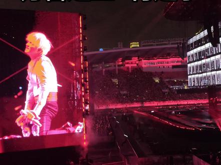 #薛之谦 #薛之谦万兽之王 背过手,放在这一巡非常贴合主题。又是一场万人大合唱!