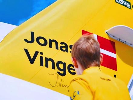 2023环法🏆温格高
丹麦国家英雄战机接送回国
机尾印上JonasVingegaard
#带着影石去骑行 #温格高