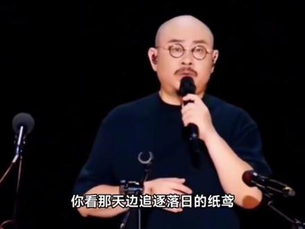 刀郎《花妖》完整版 歌曲故事意思是: 宋朝临安,一落魄书生与一富家小姐,二人情投意合,暗定终生。不久之后,二人相会,被小姐父亲撞见,不禁勃然大怒,命人将书生杀害,血染褐衣,小姐悲痛欲绝,用黄衣带自尽殉情而去。地府阁罗王感其情,许二人投胎转世,再续情缘。怎奈轮回道前误拨罗盘经,导致两人相隔着千年时光,几度轮回,终少一人!!君住在钱塘东(秦朝),妾在临安北(南宋),误拨罗盘经,错投在泉亭(西汉末),奴辗转到杭城(西汉),君又生余杭(大禹治水时),都是同一个地方,可是相爱不相逢。误拨罗盘经,转世相差千年……多么让人哀伤!凄美的爱情故事!
……
小姐姐知道如此这样永远都见不到书生了,于是不再轮回,没入泥土,化作花妖,希望书生再次路过时,能绕其左右,护其周全。
“褐衣红”:普通百姓穿褐色衣服,书生被杀时,身上穿着的褐色衣服被鲜血染红。
“腰上黄”:古代富家千金腰间系的黄色绸缎。