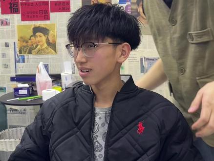 摩根飞机碎盖,男生发型天花板! 摩根烫打造的飞机碎盖,发根蓬松不贴头皮,碎发修饰脸型超显脸小。层次感十足,头发不会厚重,清爽又利落,年轻人剪这个发型真的太板正了!#飞机碎盖#摩根飞机碎盖#男生发型